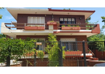  VENTA DUPLEX 3 AMBIENTES ZONA CENTRO VILLA GESELL CON GARAGE . 